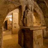 C�� da dire che la grotta nel corso dei secoli ebbe pi� volte la funzione di rifugio, come ad esempio durante le invasioni barbariche dei Goti nel V secolo e dei Saraceni nell�VIII secolo